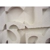 Licht-Schattenspiel am hellen Betonrelief