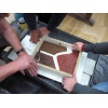 Einvibrieren von farbigem Beton auf dem Rütteltisch