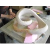Feinschliff an der fast fertigen Holz/Gips-Skulptur